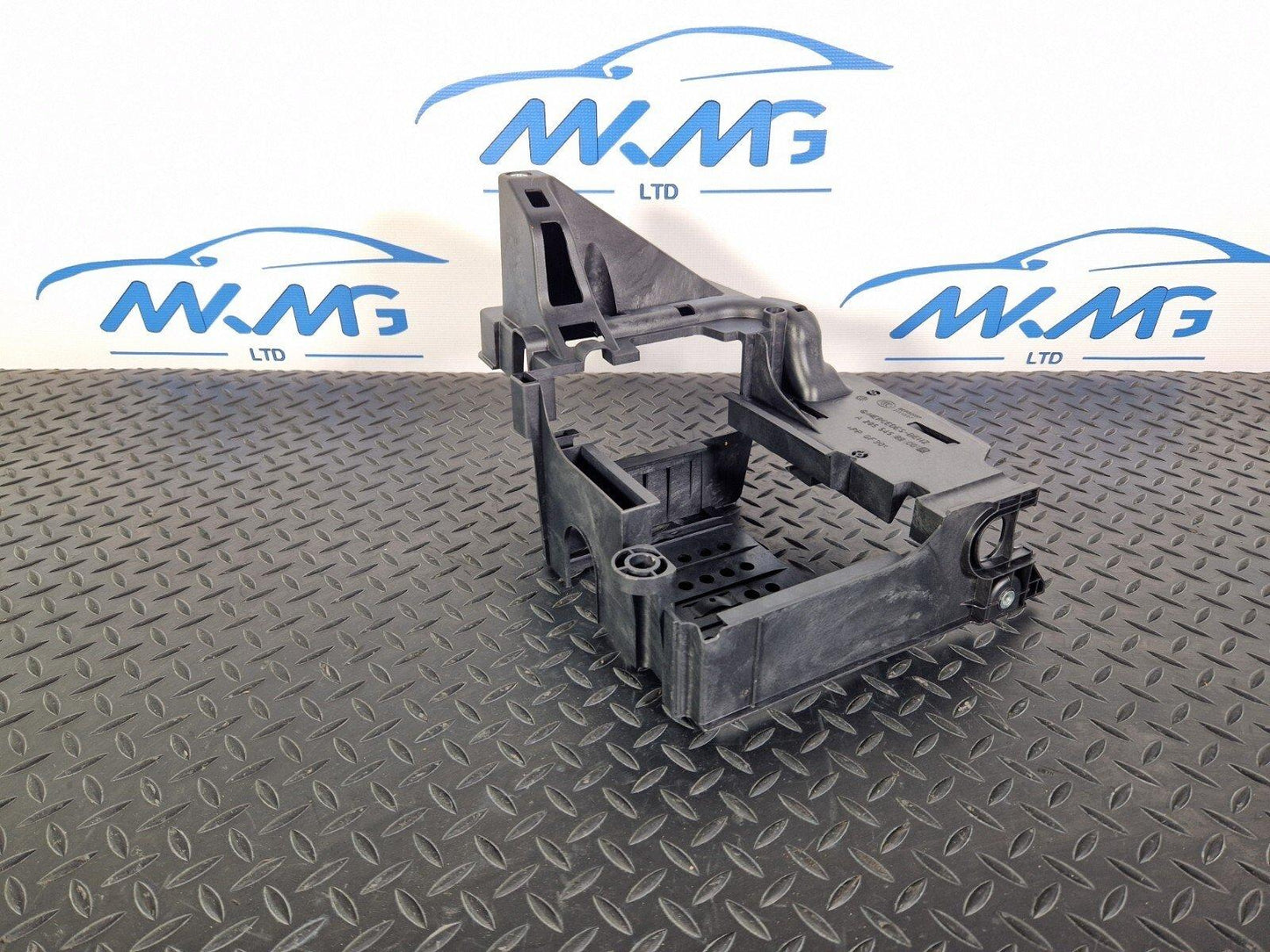 14-21 MERCEDES BENZ C200d W205 CD CHANGER ECU HOLDER BRACKET A2055458900