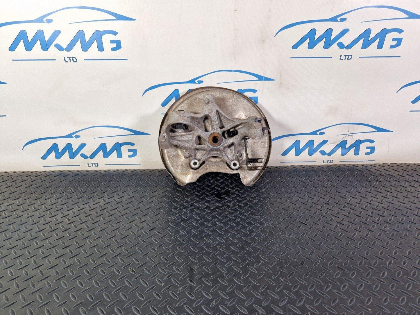 16-19 AUDI A4 B9 S-LINE N/S/R REAR LEFT SIDE WHEEL HUB & BEARING 8W0505435T