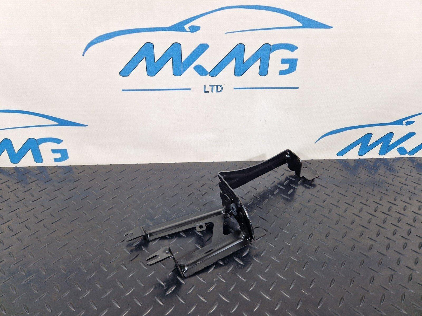 19-ON MERCEDES BENZ B CLASS W247 ABS PUMP MOUNT BRACKET SUPPORT A1774303400