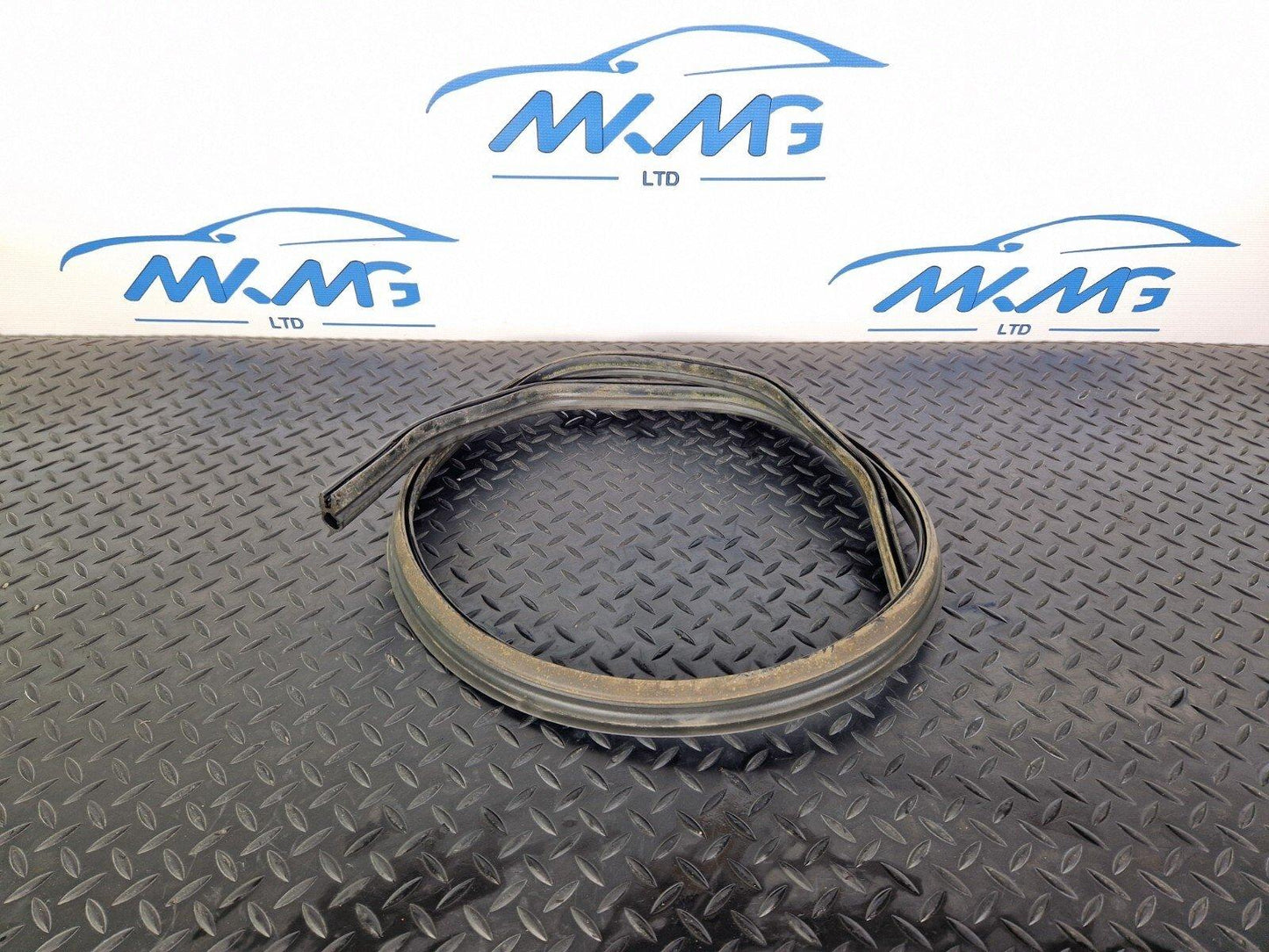 18-ON MERCEDES BENZ SPRINTER W907 HOOD BONNET RUBBER GASKET SEAL A9108871100
