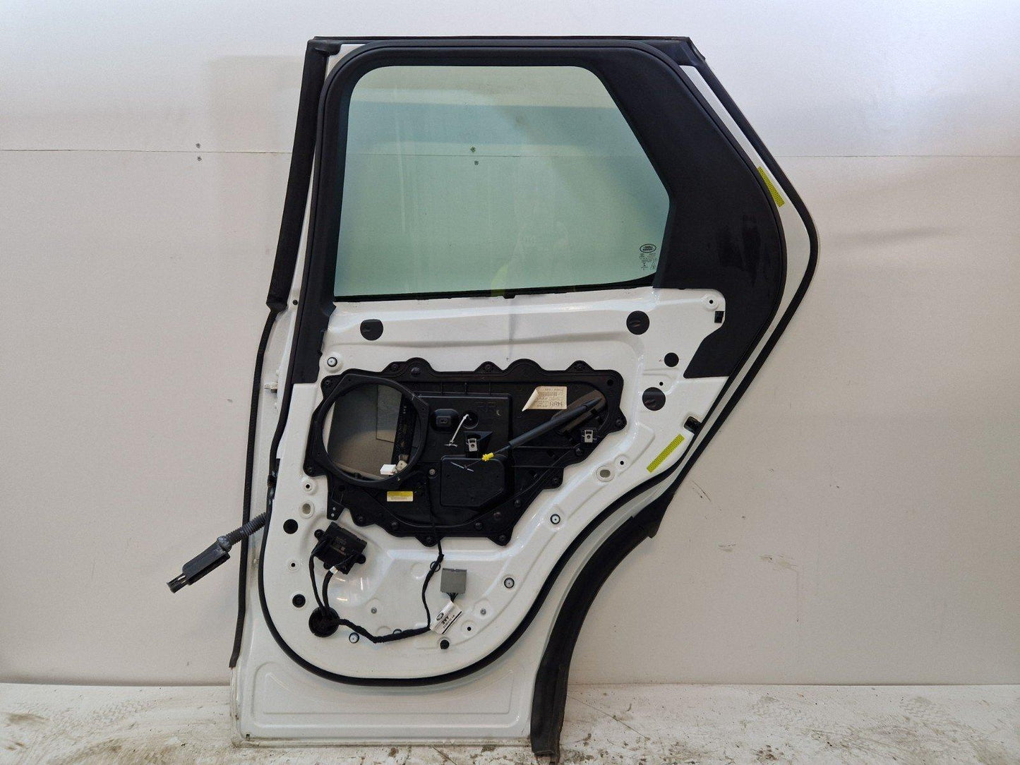 17-ON LAND ROVER DISCOVERY L462 REAR RIGHT O/S/R COMPLETE DOOR WHITE LRC867