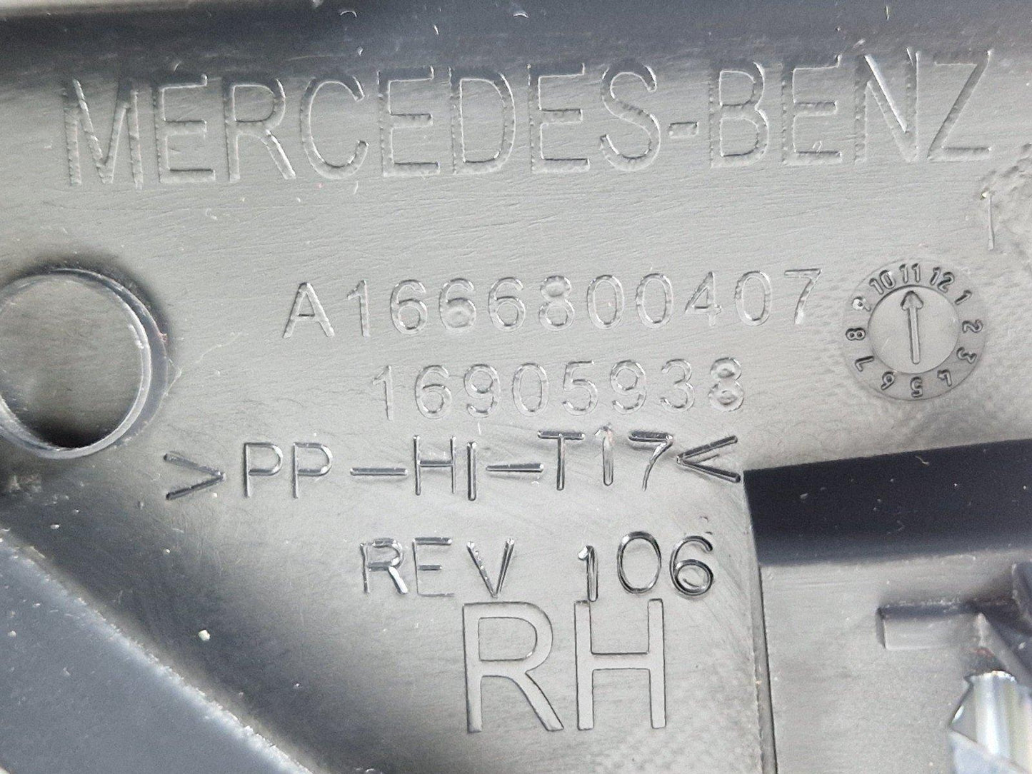 11-19 MERCEDES BENZ ML W166 GENUINE DASHBOARD RIGHT O/S TRIM COVER A1666800407