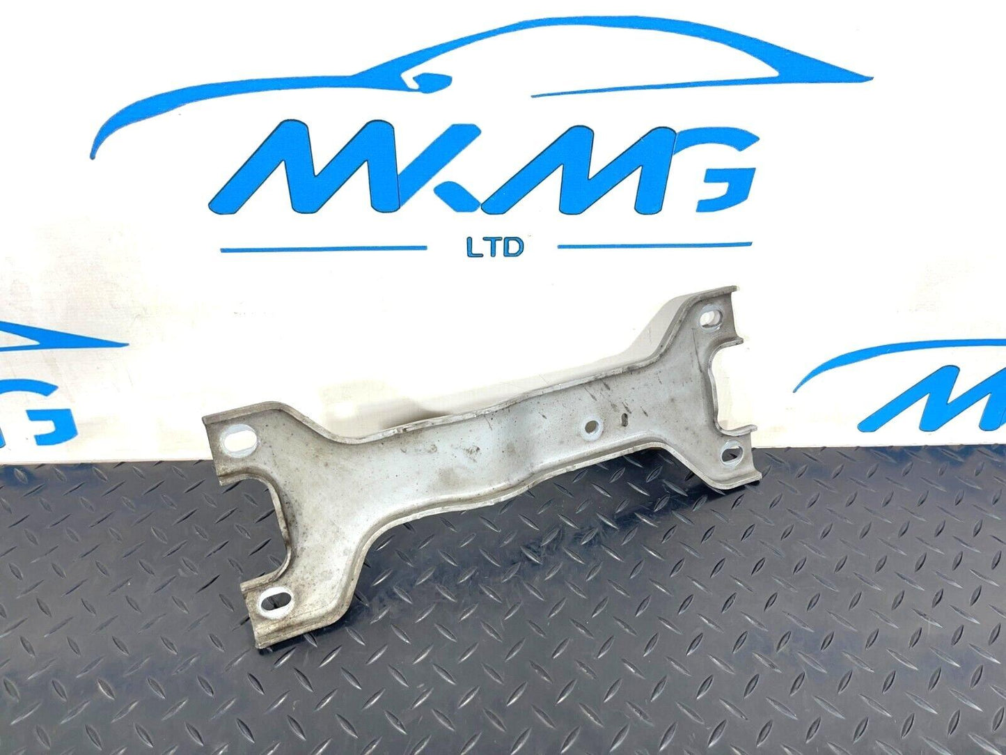19-ON MERCEDES A CLA C188 V177 EQ 250E EXHAUST SYSTEM CENTRE BRACKET A2474921500
