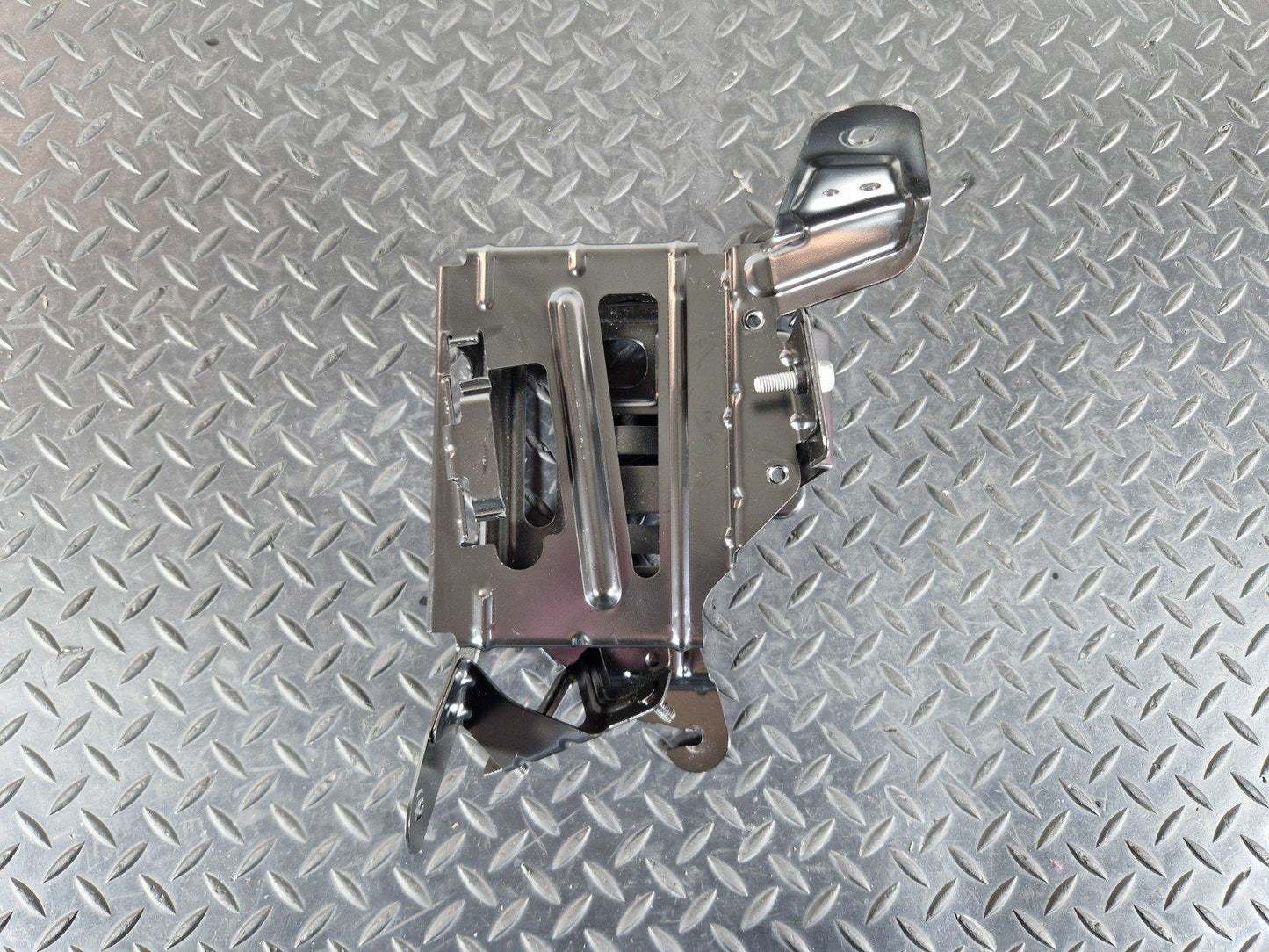 11-19 MERCEDES BENZ ML W166 GENUINE BATTERY MOUNT SUPPORT BRACKET A1665401240