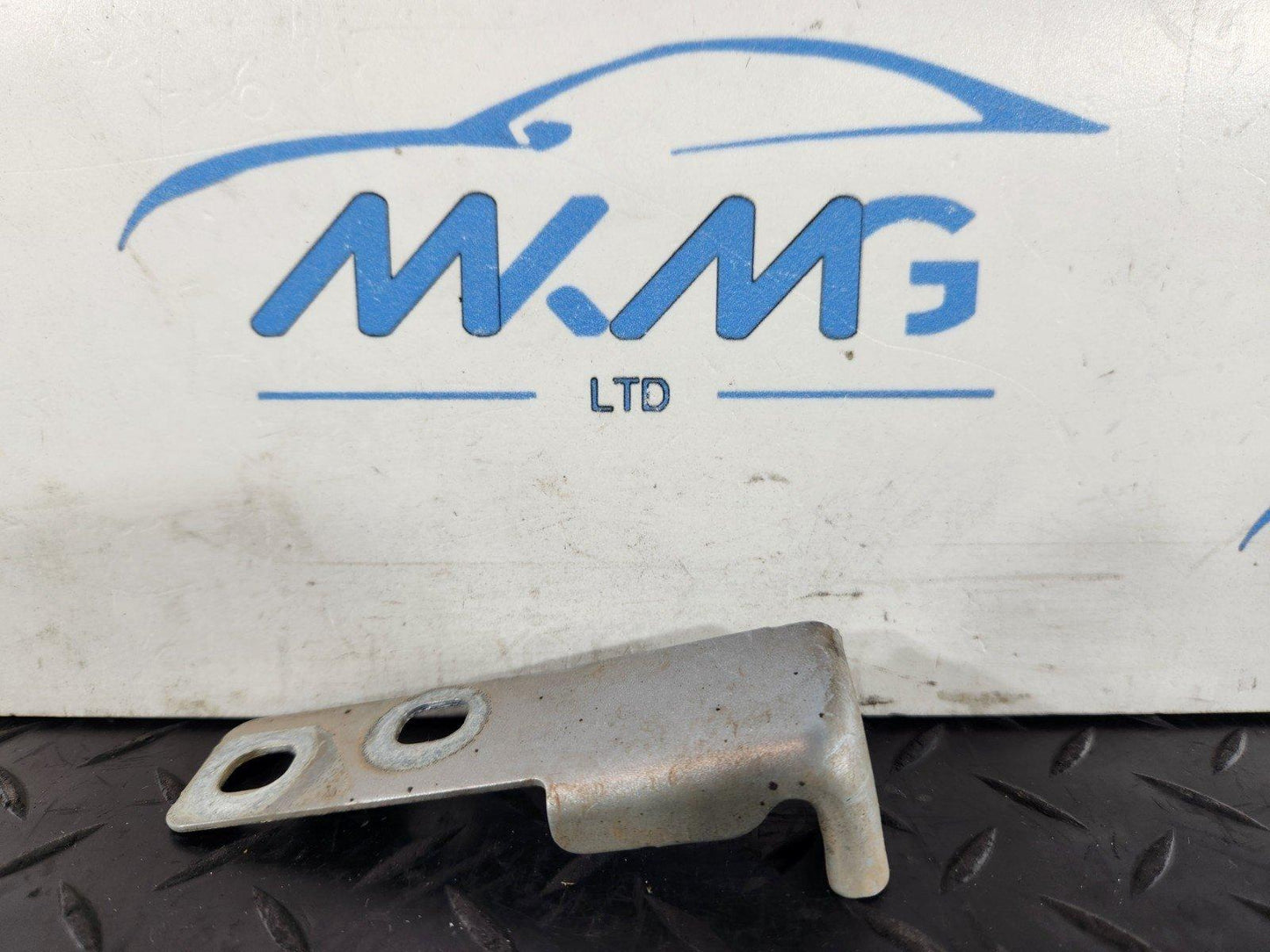 16-19 AUDI A4 B9 GENUINE FRONT LEFT PASSENGER SIDE WING BRACKET 8W0821433