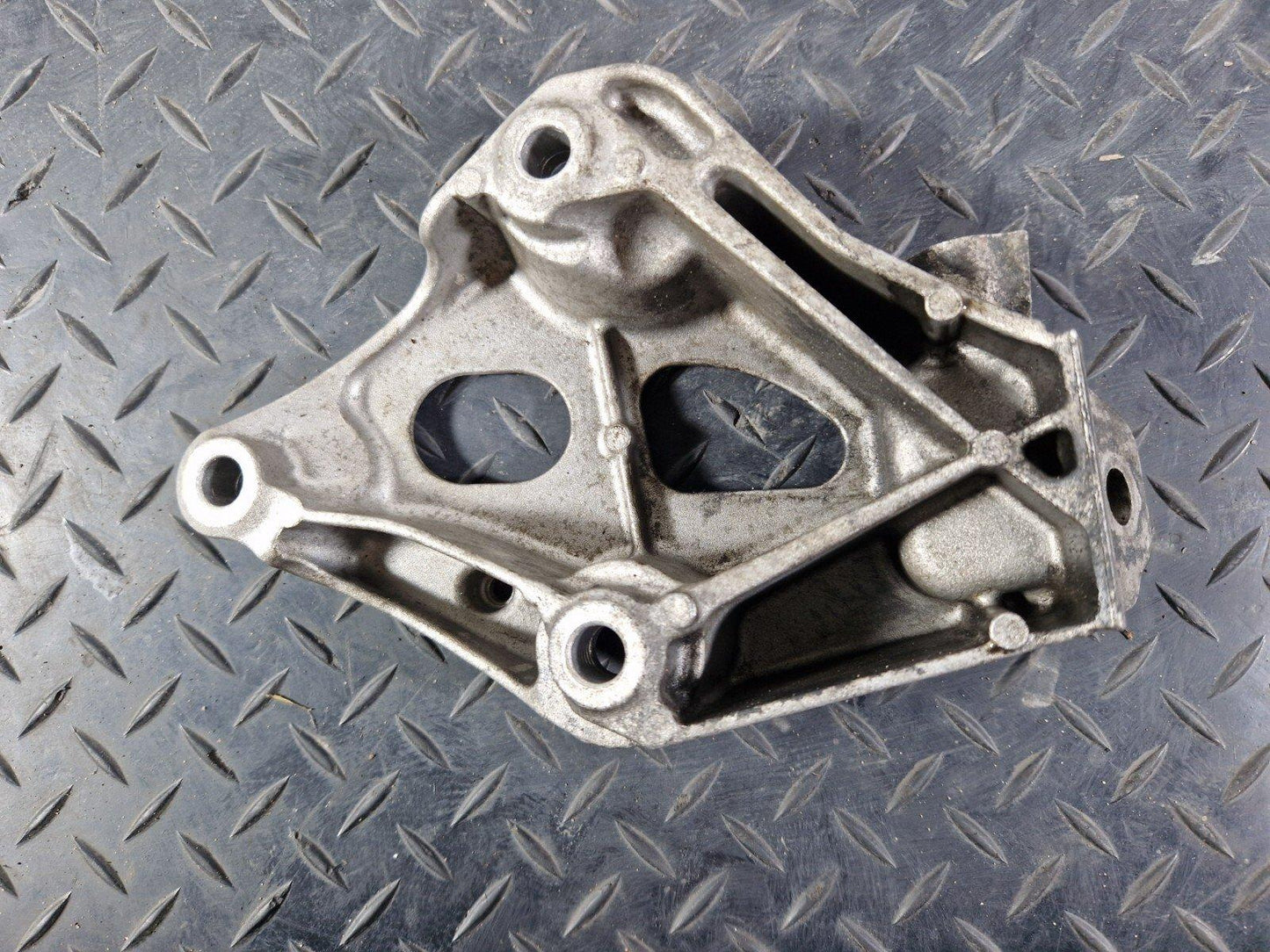 BMW 1 2 3 4 SERIES F20 F22 F30 F32 F36 ENGINE SUPPORT MOUNT BRACKET LEFT 6859415