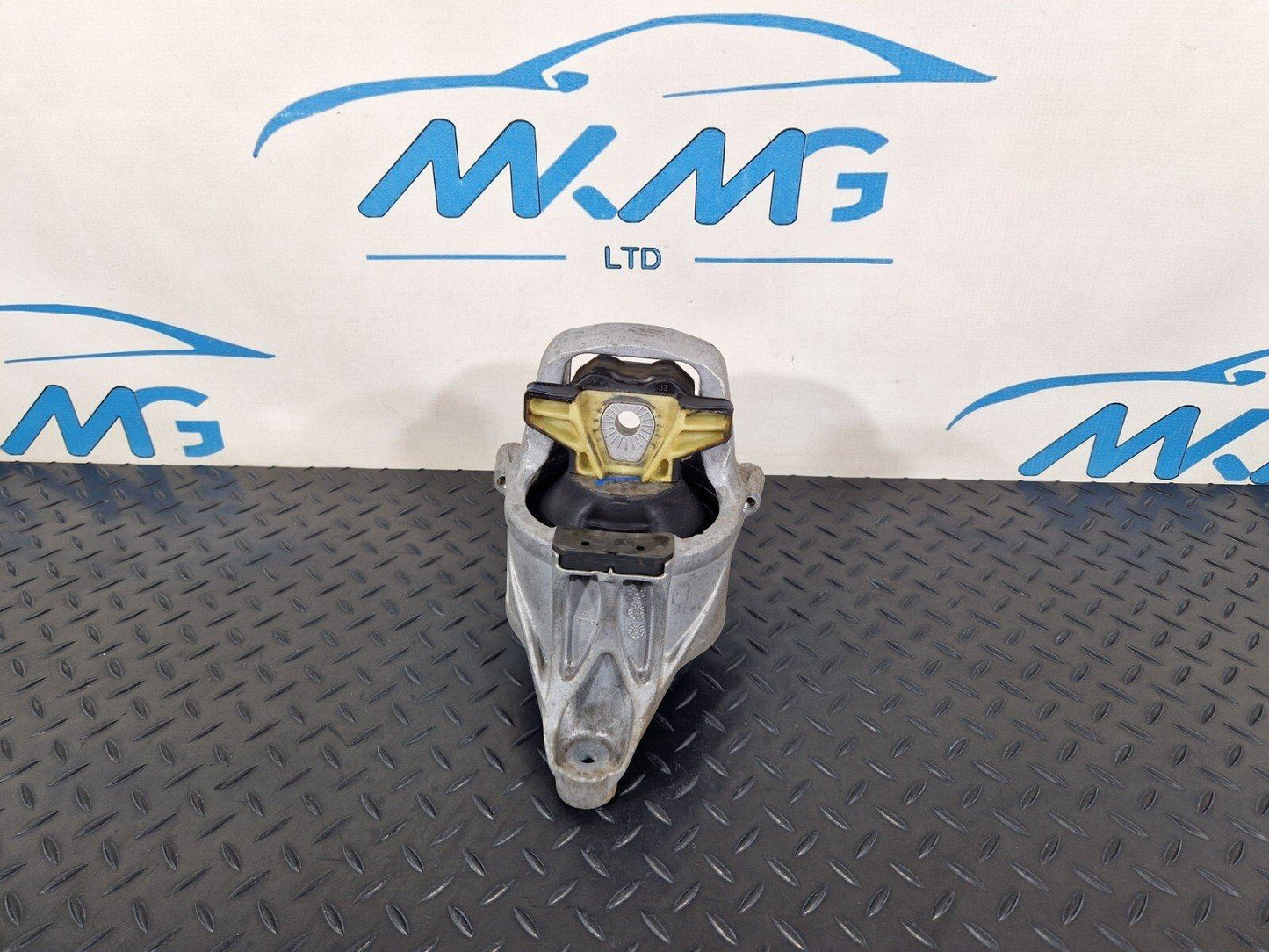 16-19 AUDI A4 B9 GENUINE OEM RIGHT DRIVER SIDE O/S ENGINE MOUNT 8W0199372CD