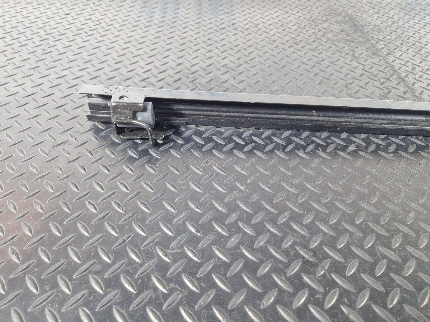 14-23 MERCEDES BENZ VITO W447 MIDDLE RIGHT SLIDING DOOR RUNNER GUIDE A4477662200