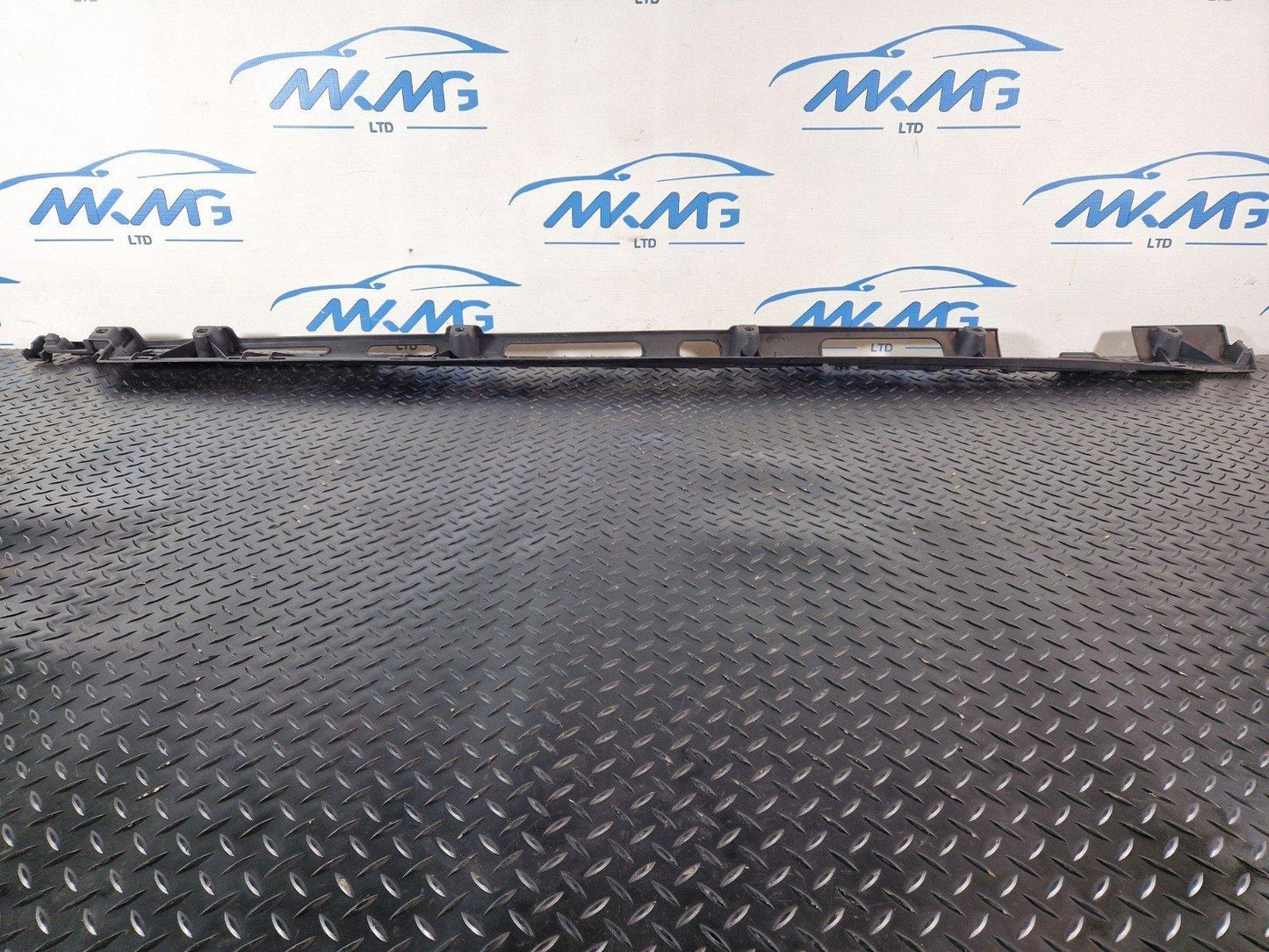 11-19 MERCEDES BENZ ML W166 OEM LEFT SIDE SKIRT HOLDER BRACKET A1666980127