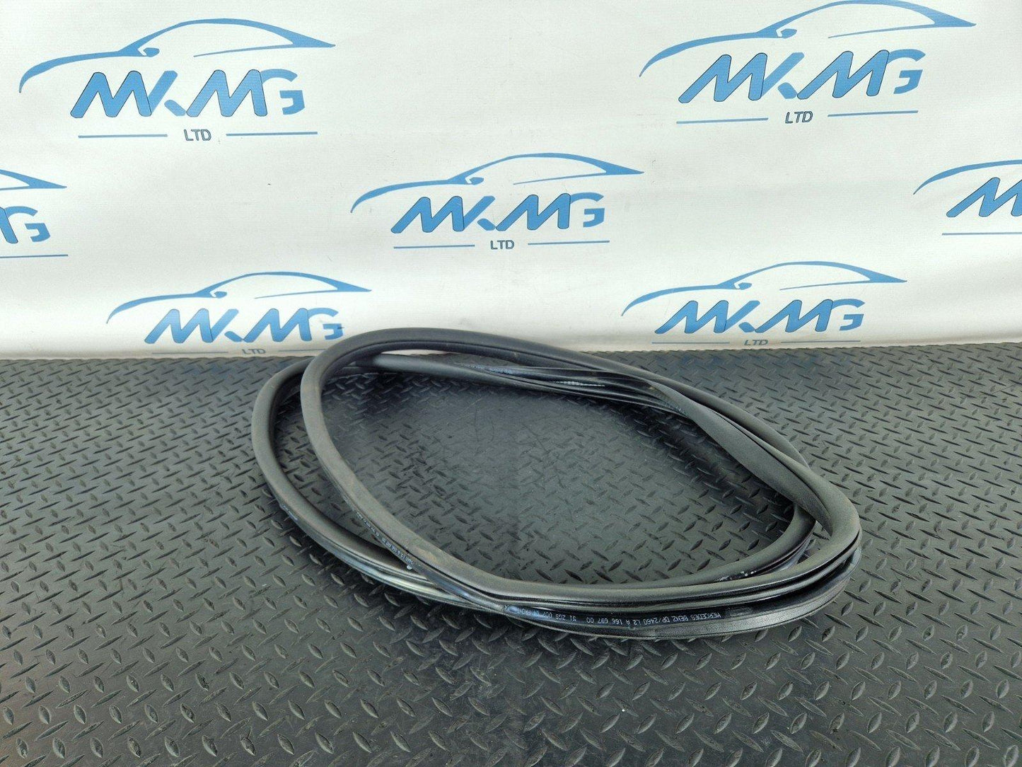 11-19 MERCEDES BENZ ML W166  LEFT REAR RUBBER DOOR SEAL A1666970151