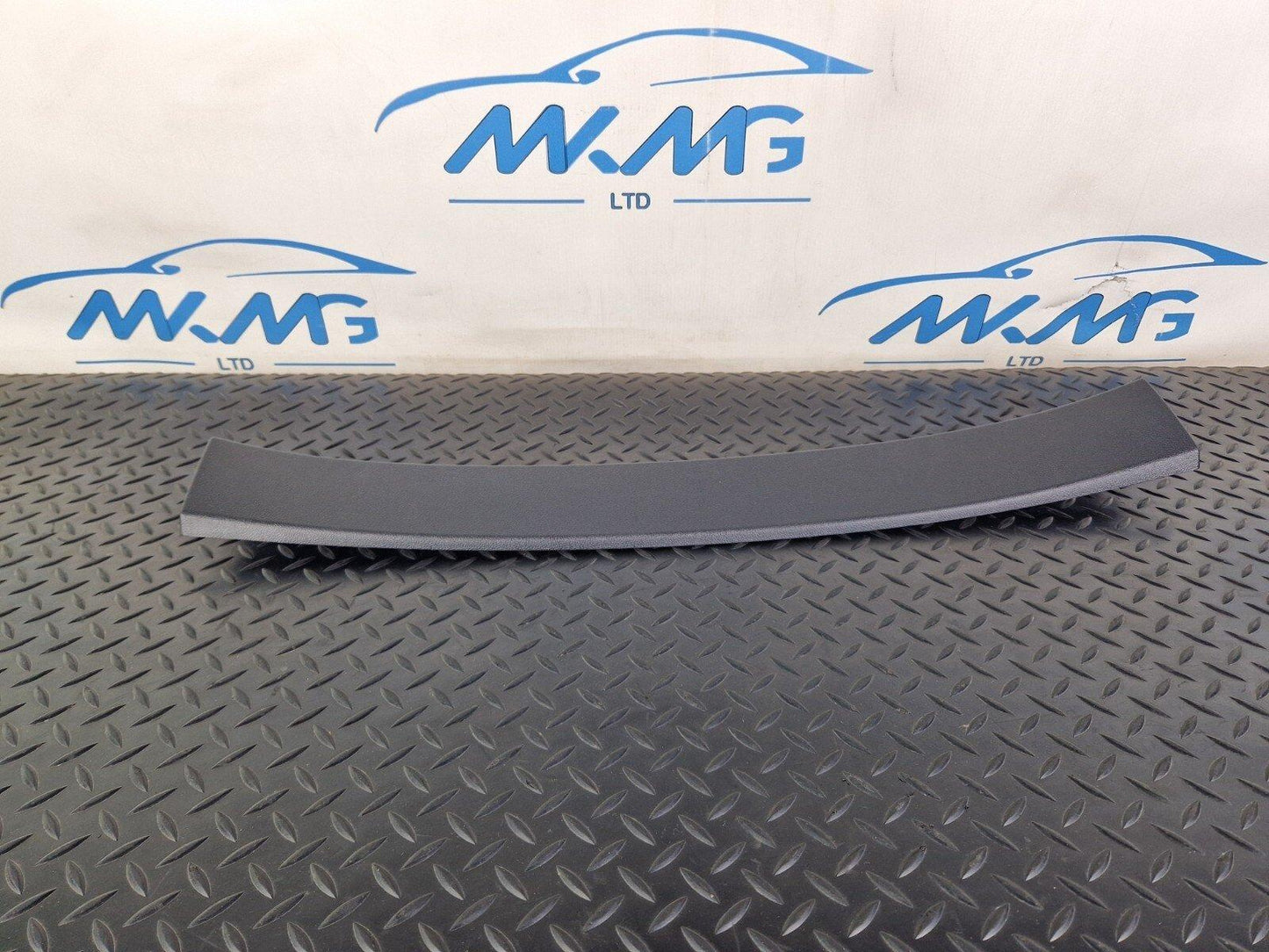 10-18 AUDI A7 4G S-LINE GENUINE CENTRE UPPER TAILGATE TRIM 4G8867606