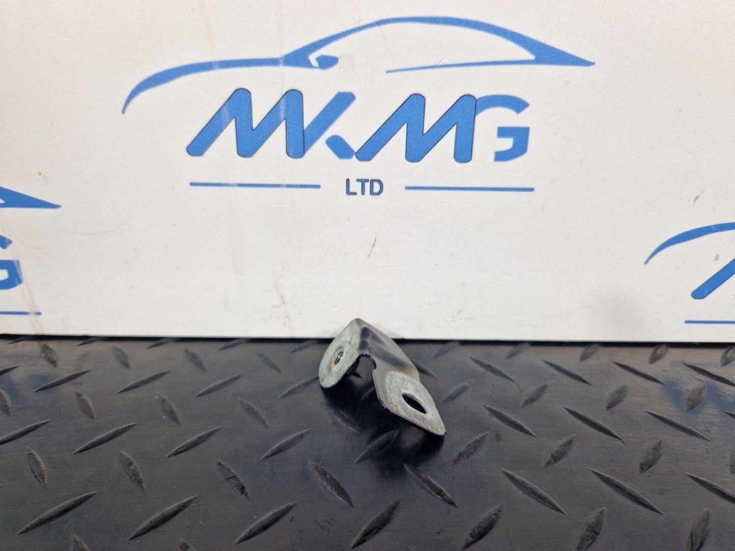 16-23 AUDI S5 COUPE GENUINE FRONT RIGHT DRIVER SIDE WING BRACKET 8W0821470