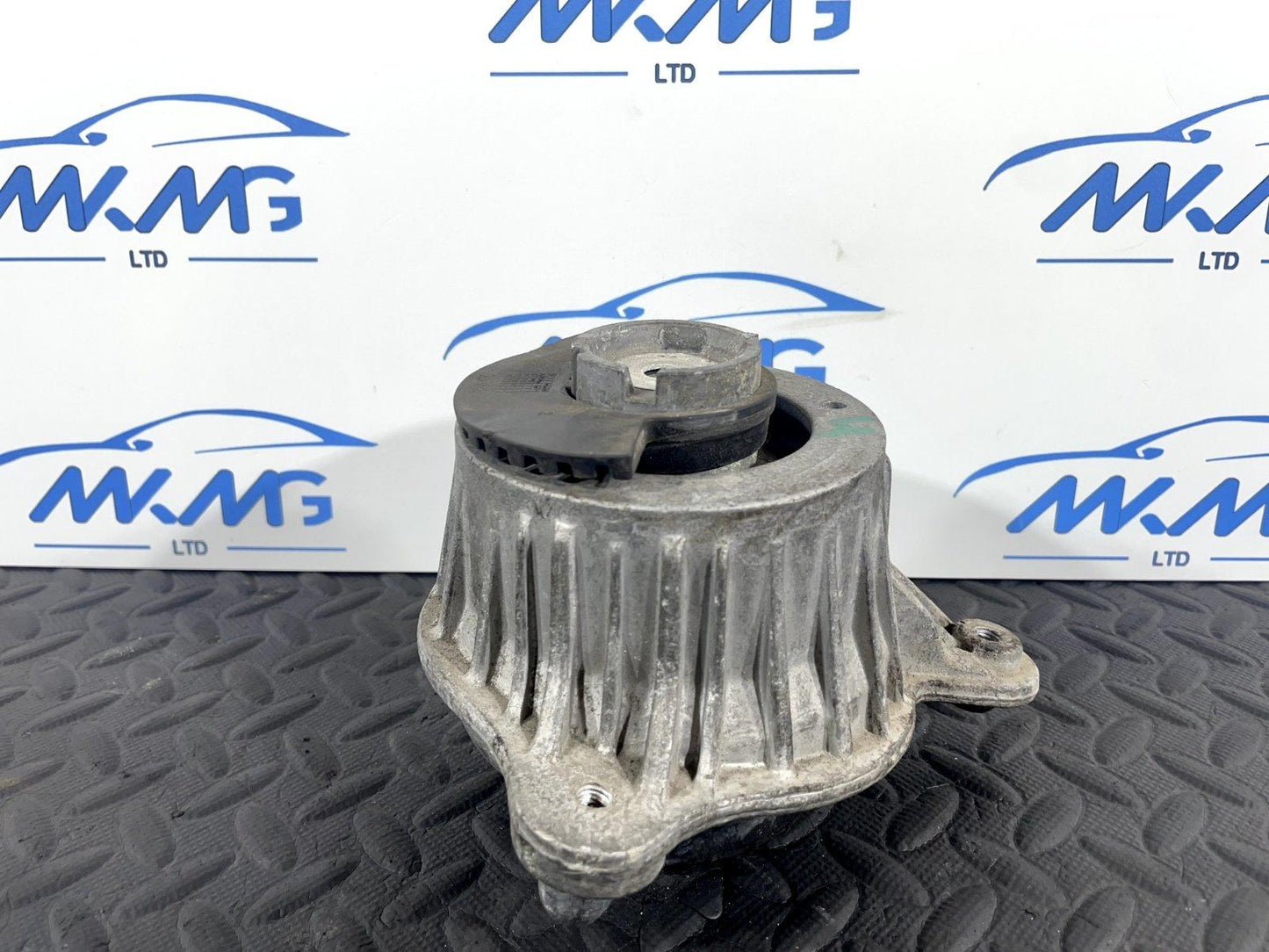 14-21 MERCEDES BENZ C300 W205 FRONT RIGHT DRIVER SIDE ENGINE MOUNT A2052406917