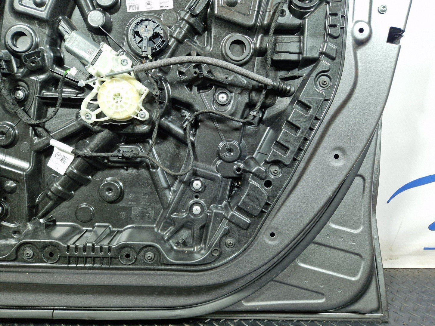 19-ON MERCEDES BENZ B CLASS W247 FRONT RIGHT O/S DRIVER COMPLETE DOOR IN GREY