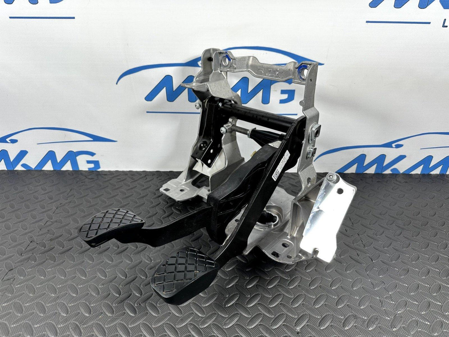 16-19 AUDI A4 B9 GENUINE BRAKE & CLUTCH PEDAL BOX ASSEMBLY 8W2721117 8W2721316