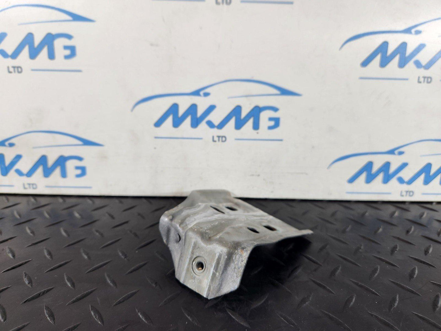 19-ON MERCEDES B CLASS W247 GENUINE FRONT LEFT FENDER REAR BRACKET A2478801100