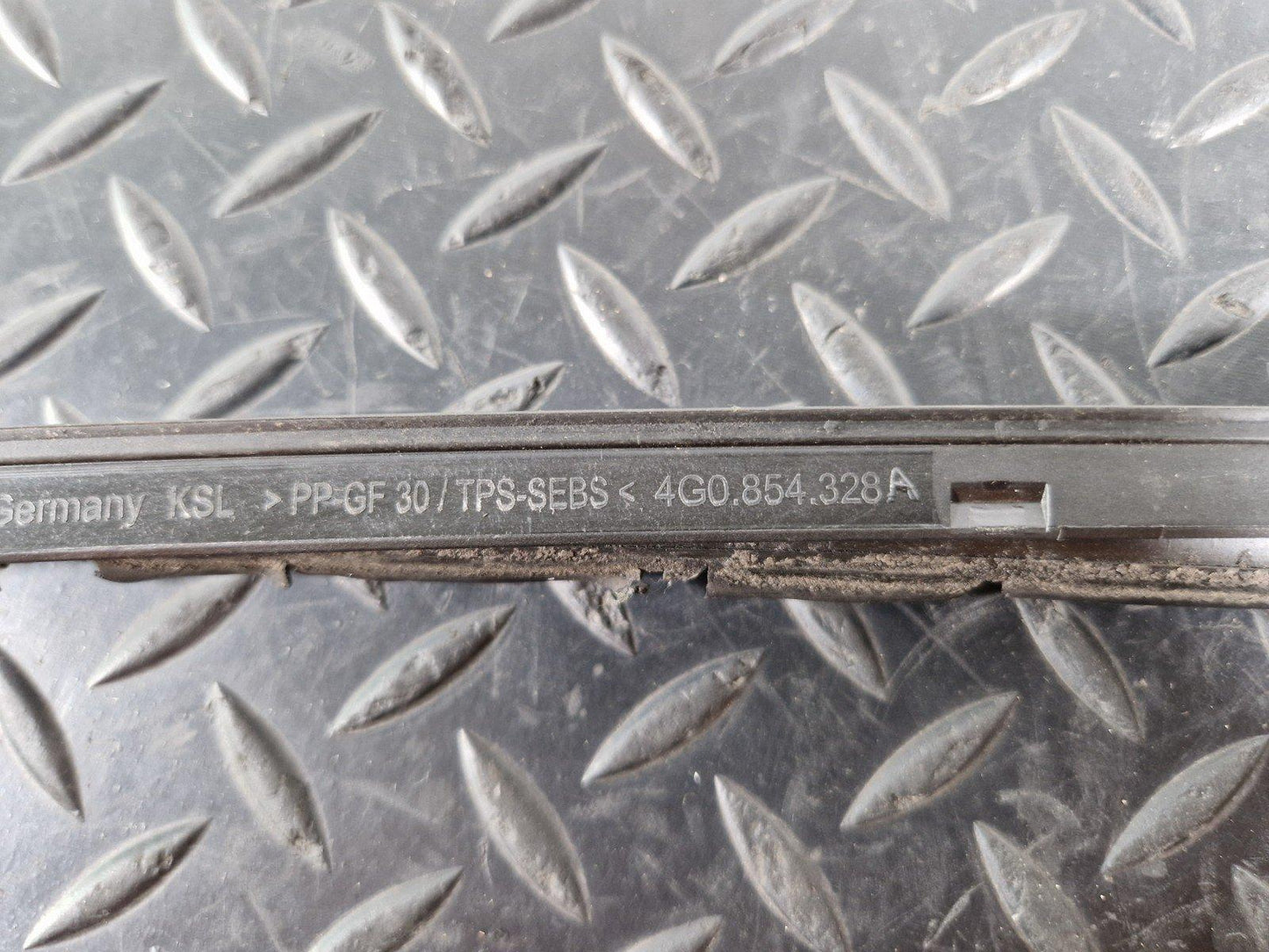 12-18 AUDI A6 C7 GENUINE O/S RIGHT WINDSHIELD VERTICAL TRIM 4G0854328A