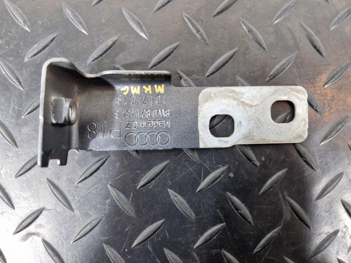 16-19 AUDI A4 B9 GENUINE FRONT DRIVER SIDE WING FENDER MOUNT BRACKET 8W0821434B