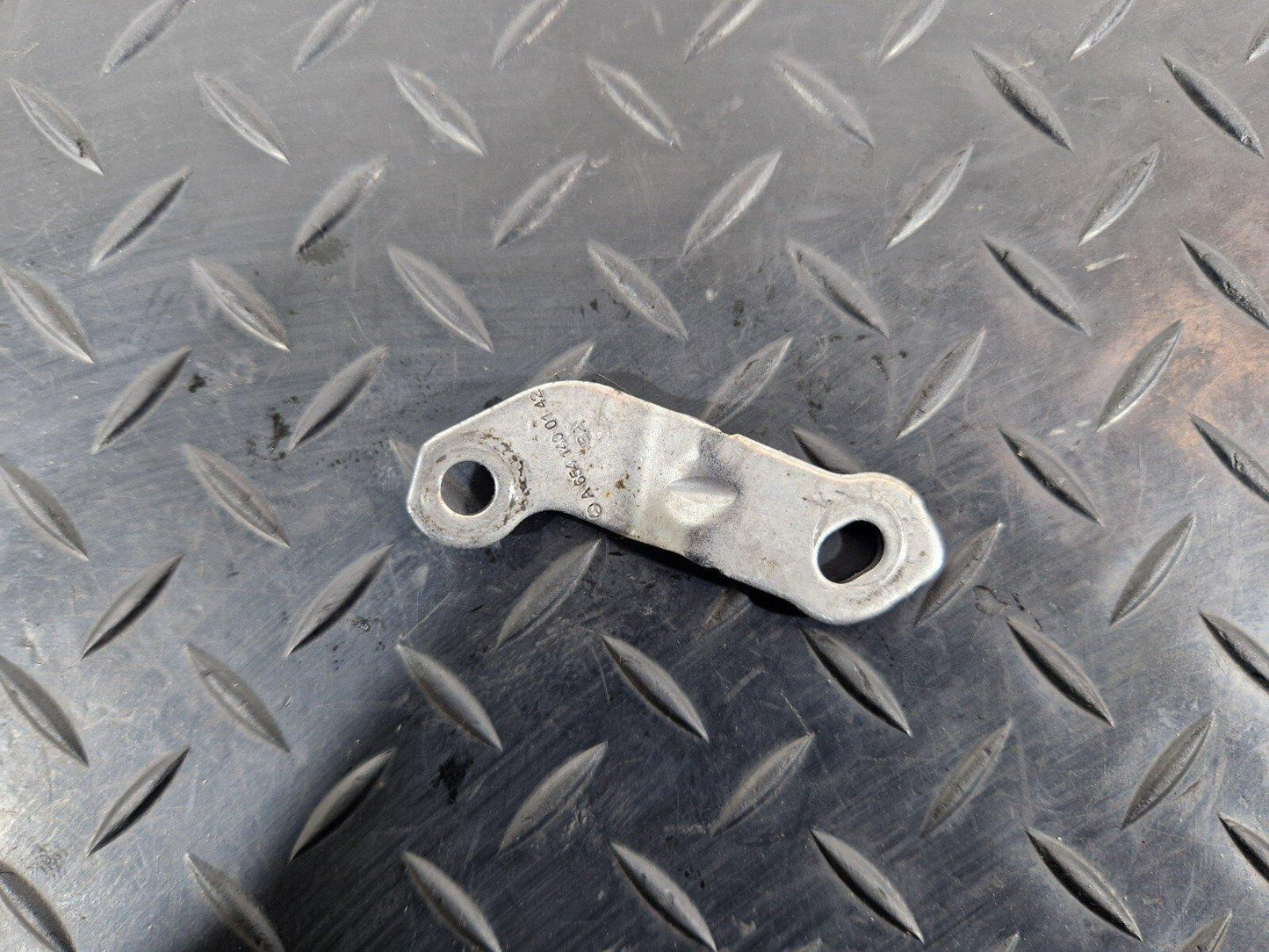 19-ON MERCEDES BENZ B CLASS W247 OM654 INTAKE EXHAUST MANIFOLD SUPPORT BRACKET
