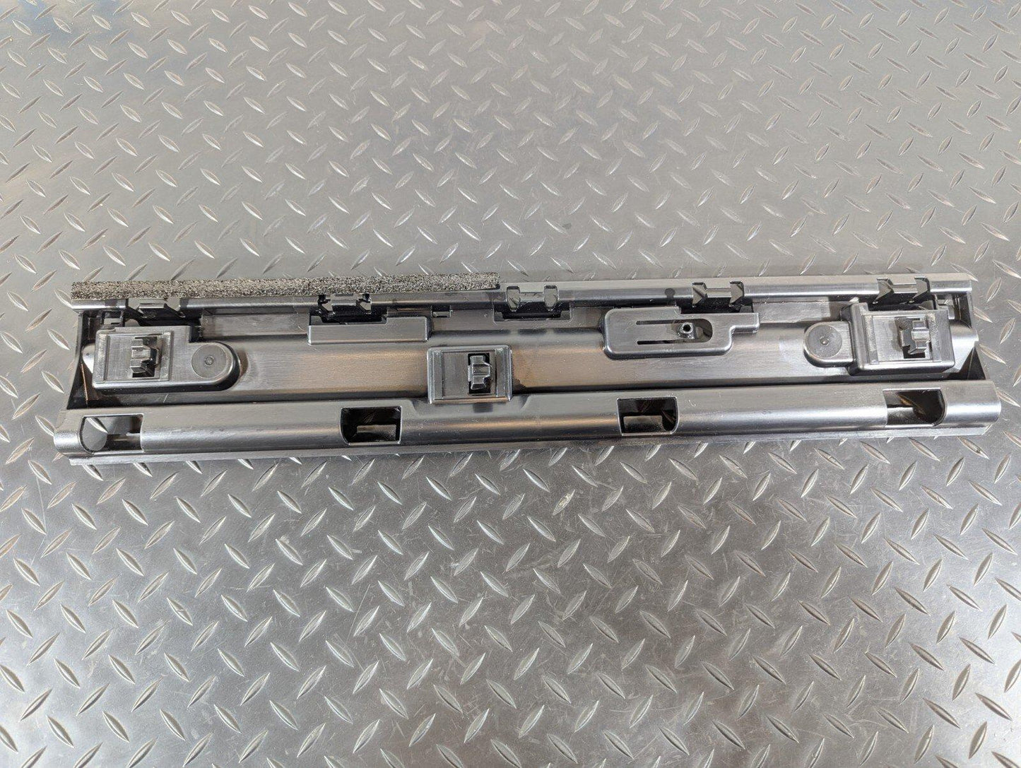 16-22 BMW X1 F48 LEFT SIDE CENTRE SKIRT MOUNTING BRACKET 7332331