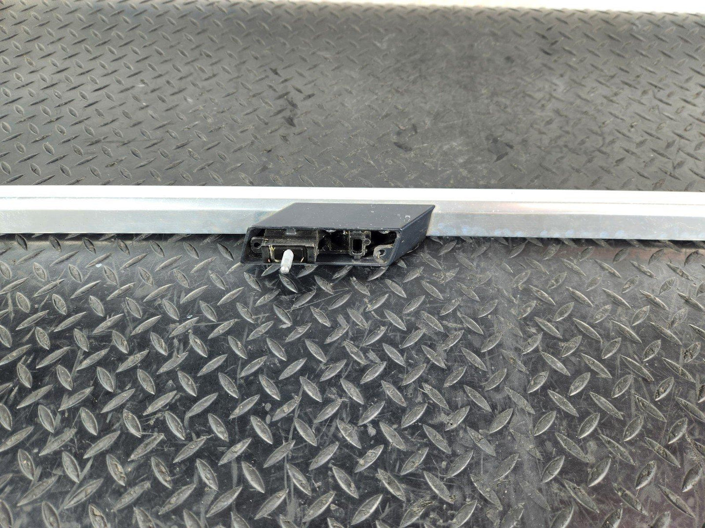 11-19 MERCEDES BENZ ML W166 GENUINE LEFT N/S CHOME ROOF RAIL A1668900393