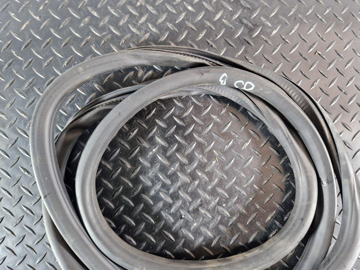 10-18 VW TOUAREG 7P GENUINE REAR RIGHT DOOR GASKET RUBBER SEAL 7P0867367F