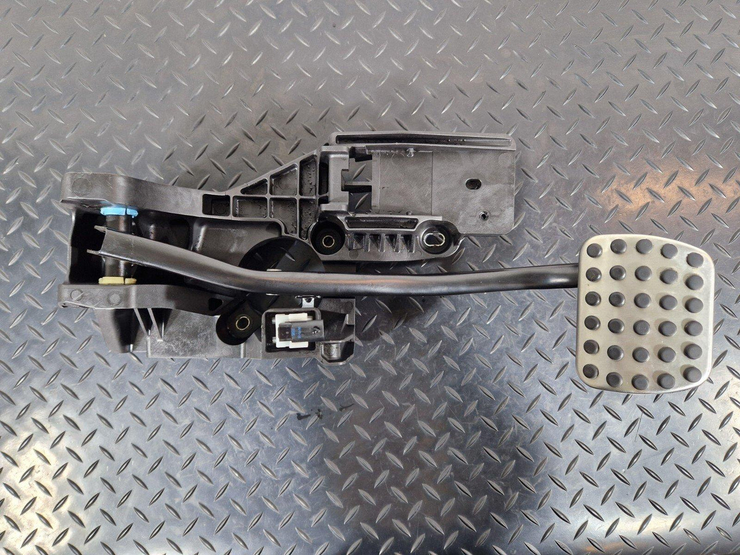 19-ON MERCEDES BENZ B CLASS W247 AUTOMATIC BRAKE PEDAL ASSEMBLY UNIT A2472902600