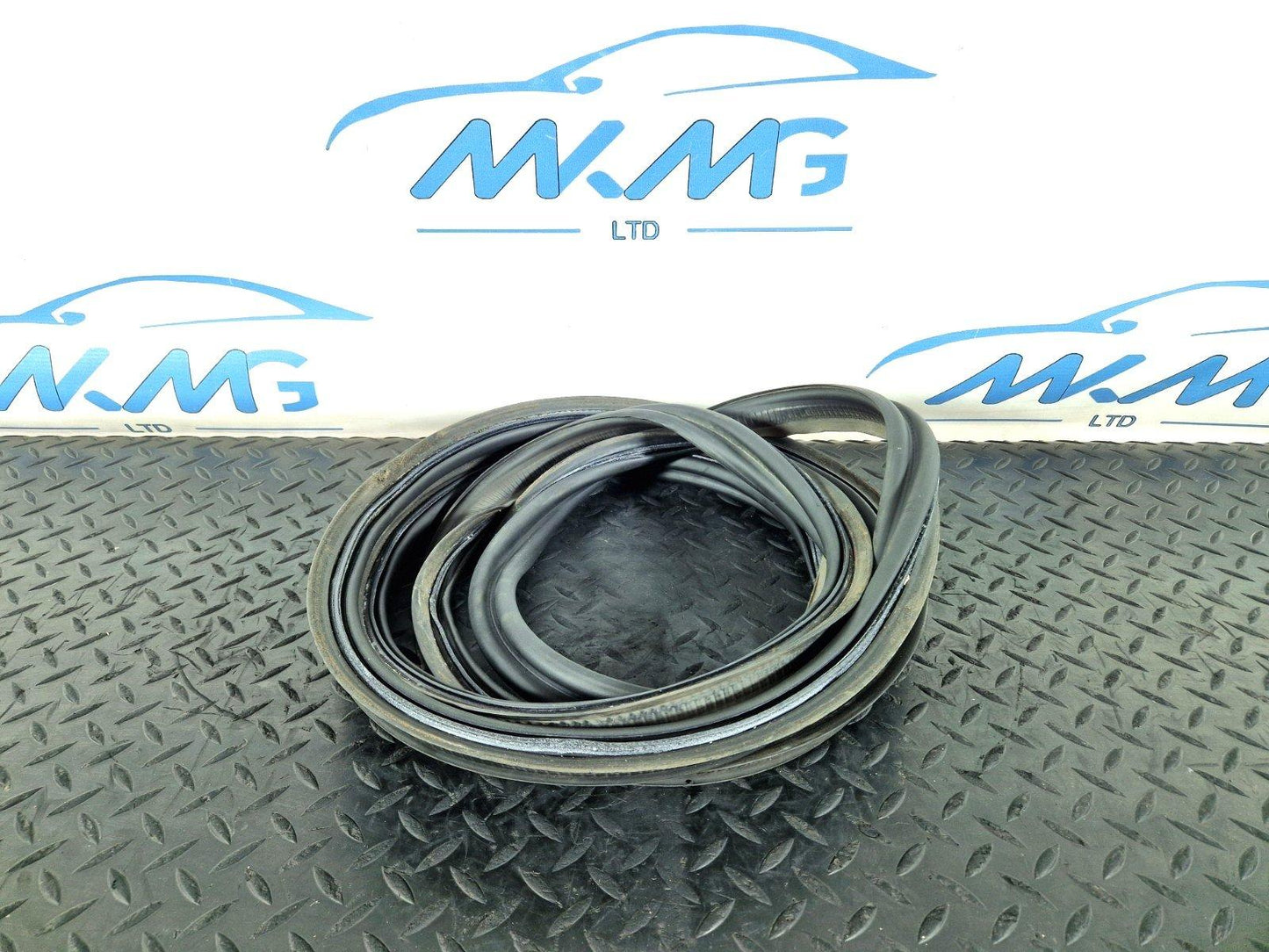 12-18 MERCEDES BENZ B-CLASS W246 OEM REAR TAILGATE RUBBER SEAL A2467400378