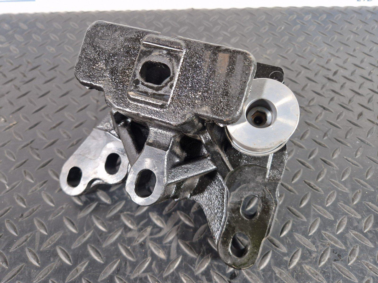 19-ON RANGE ROVER EVOQUE L551 ENGINE MOUNT BRACKET L8D26P096AA L8D26P096AA