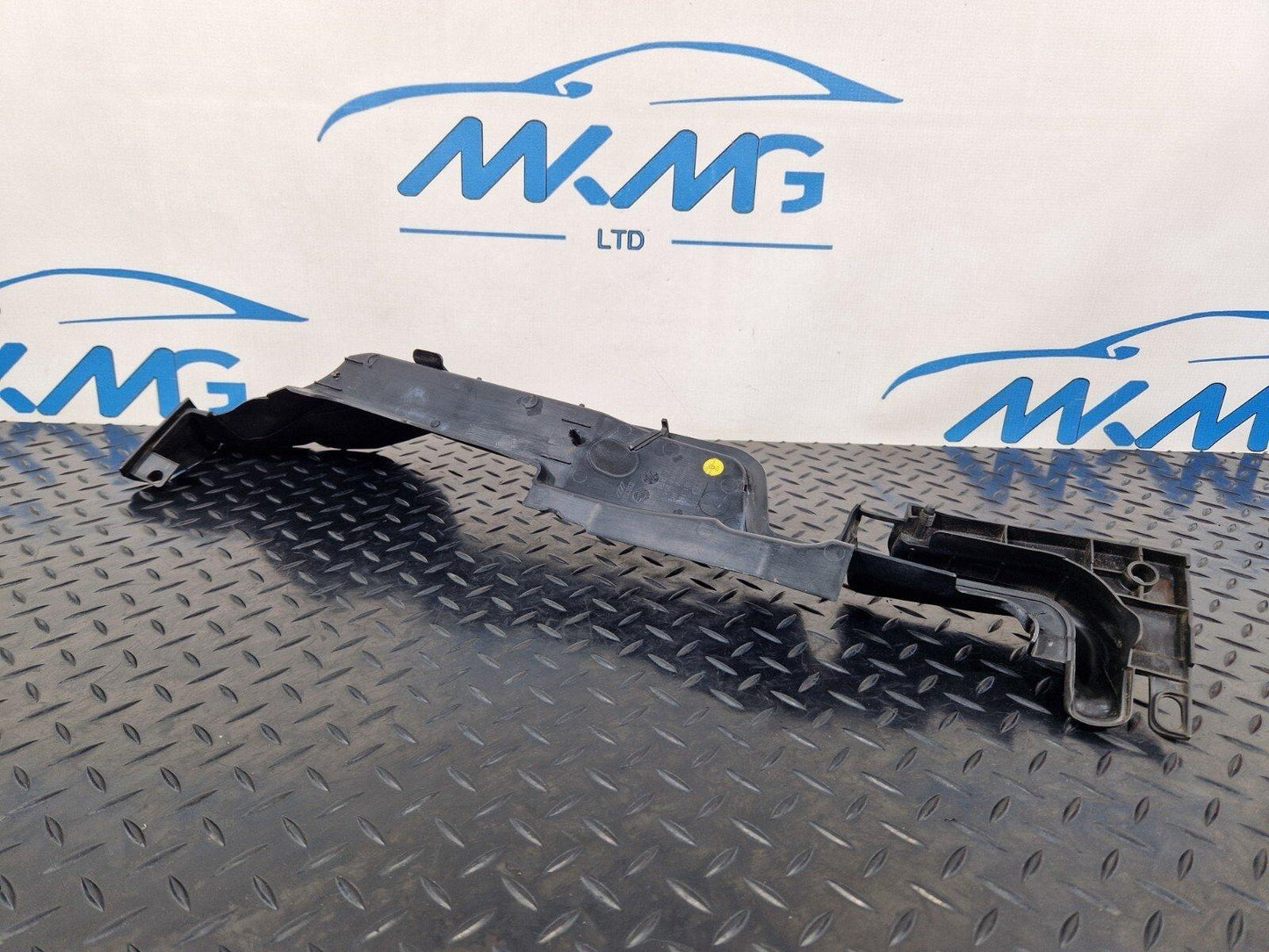 16-19 AUDI A4 B9 GENUINE RIGHT DRIVER SIDE WING PANEL SEAL 8W0821170