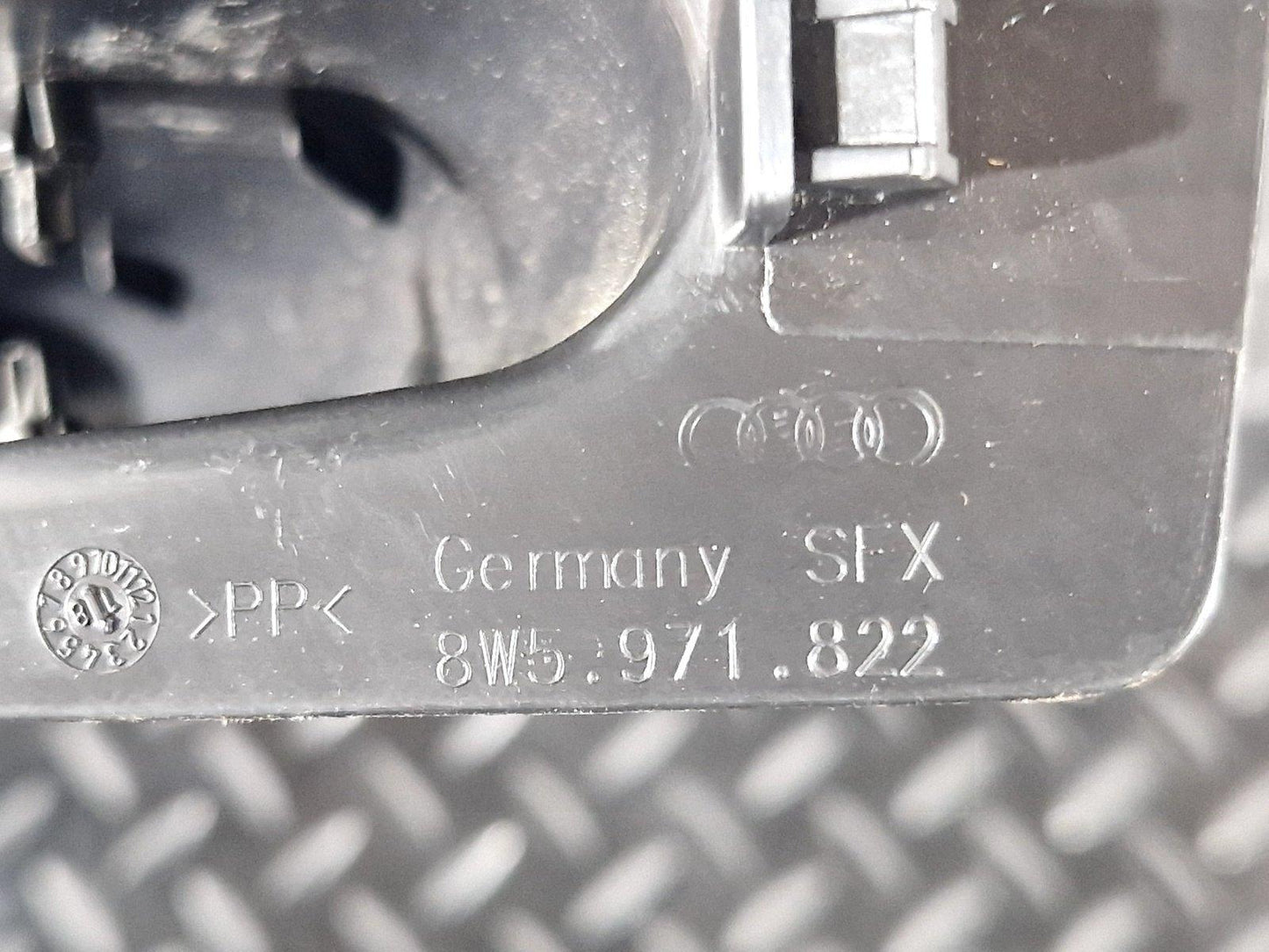 16-19 AUDI A4 B9 SALOON GENUINE BOOT LID RIGHT SIDE HINGE TRIM COVER 8W5971822