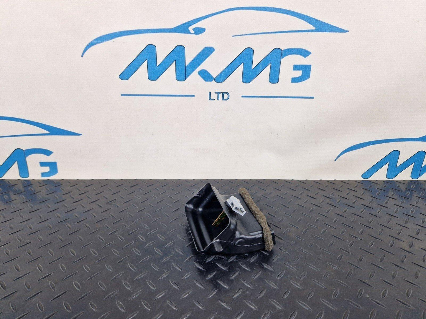 16-19 AUDI A4 AVANT B9 S-LINE OEM AIR CHANEL CONNECTING VENT 8W0857042