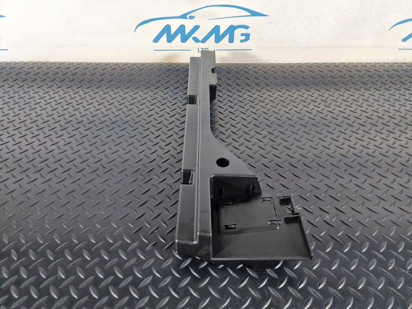 MERCEDES BENZ GLA X156 BOOT TRUNK RIGHT QUATER PANEL TRIM BRACKET A1568901200