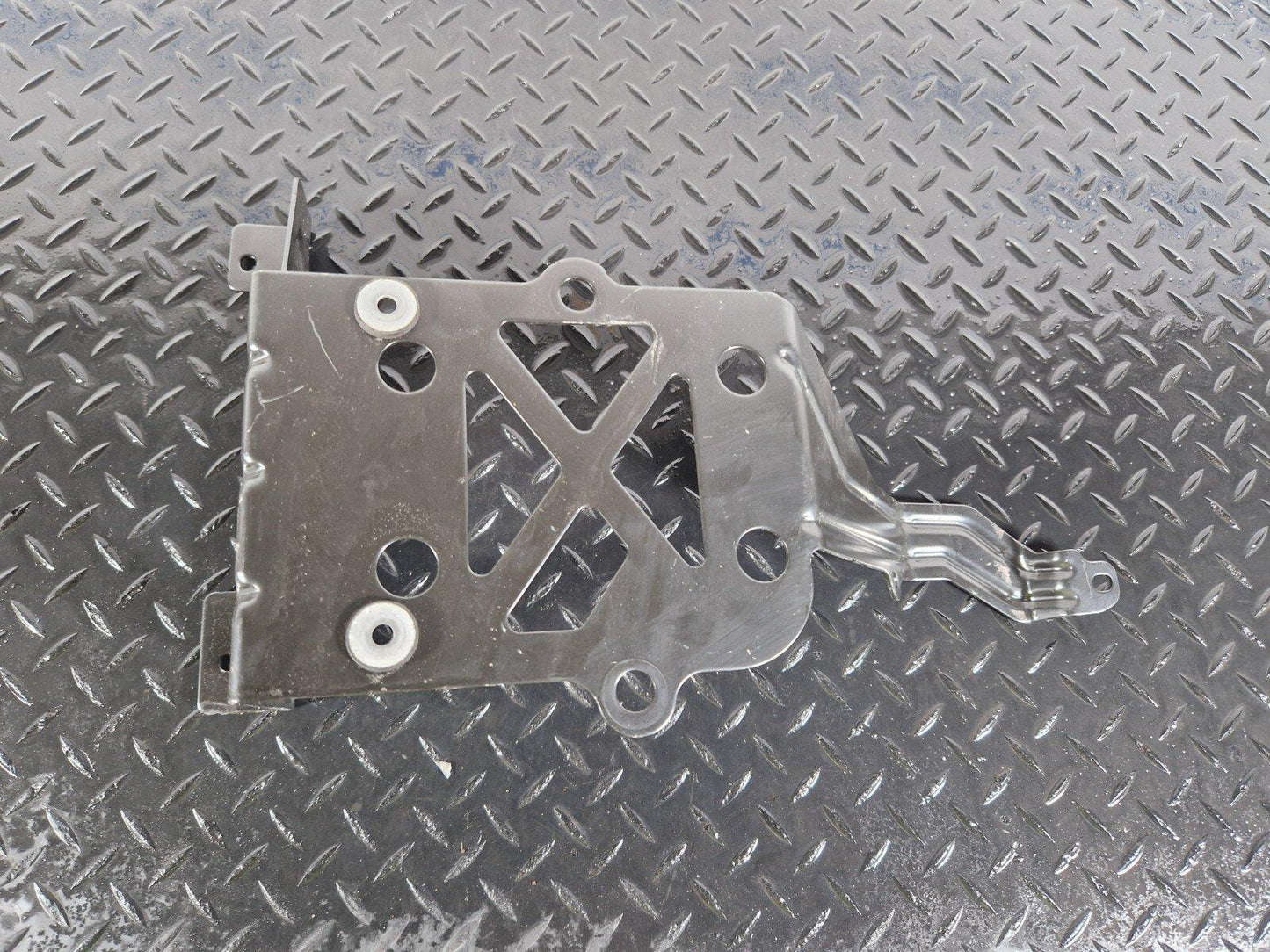 19-ON MERCEDES BENZ CLA C118 GENUINE HEATER MATRIX BRACKET HOLDER A2475010300