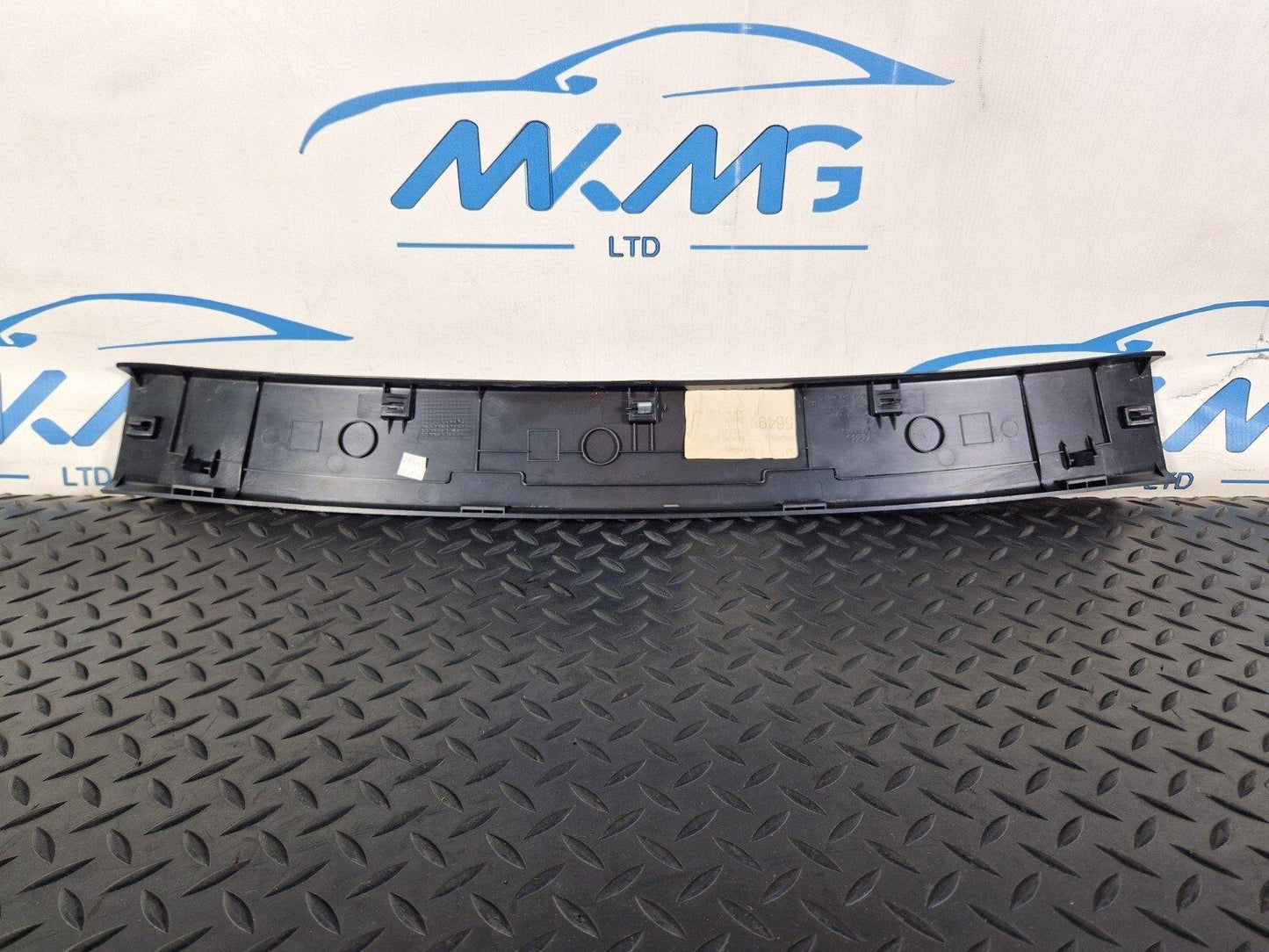 10-18 AUDI A7 4G S-LINE GENUINE CENTRE UPPER TAILGATE TRIM 4G8867606