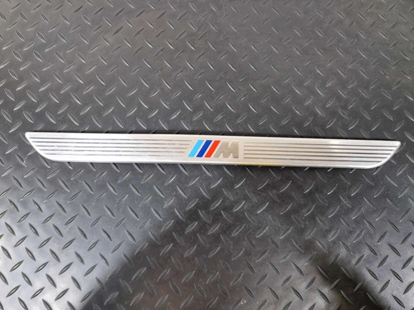 10-13 BMW X5 E70 LCI FRONT ENTRANCE DOOR SILL COVER KICK PLATE TRIM 7205263