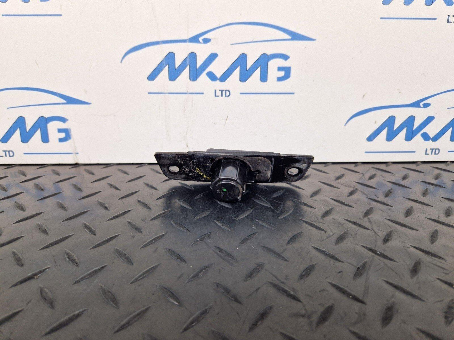14-23 MERCEDES BENZ VITO W447 OEM LEFT LOWER WEDGE-TYPE STOP A6397661100