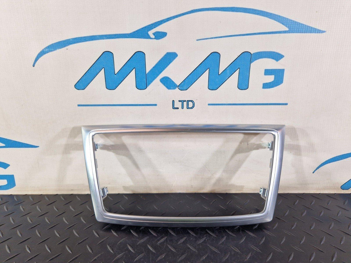 11-19 MERCEDES BENZ ML W166 GENUINE HEAD UNIT SURROUND TRIM A1666800317