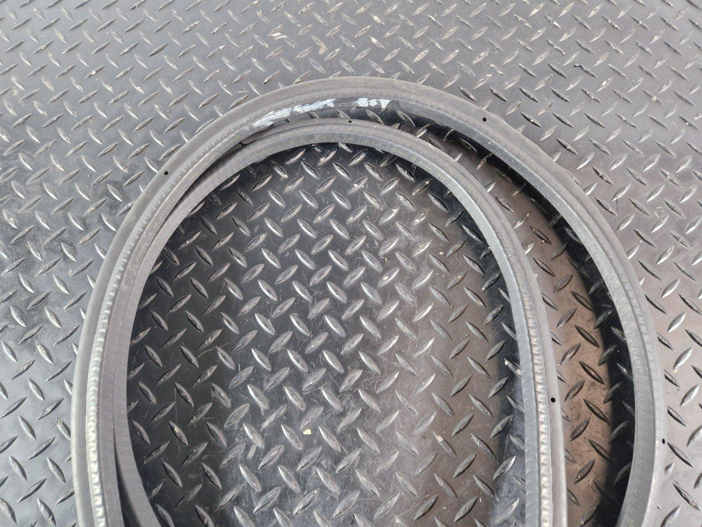 10-15 AUDI Q7 4L GENUINE OEM ENGINE HOOD BONNET RUBBER SEAL 4L0823731