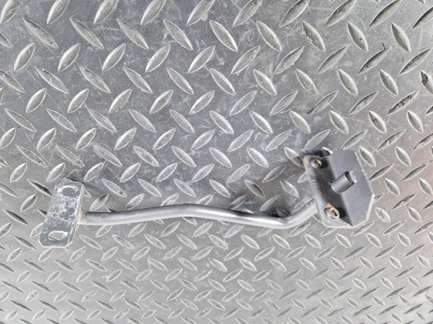 14-21 MERCEDES BENZ C200 W205 FRONT LOCKING STRIKER SUPPORT BRACKET A2058980032