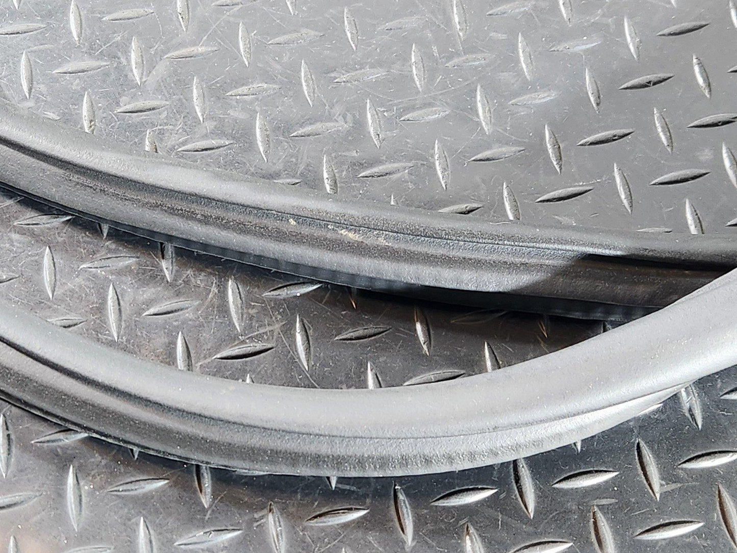 19-ON MERCEDES B CLASS W247 REAR DOOR RUBBER SEAL FITS LEFT & RIGHT A2476920400