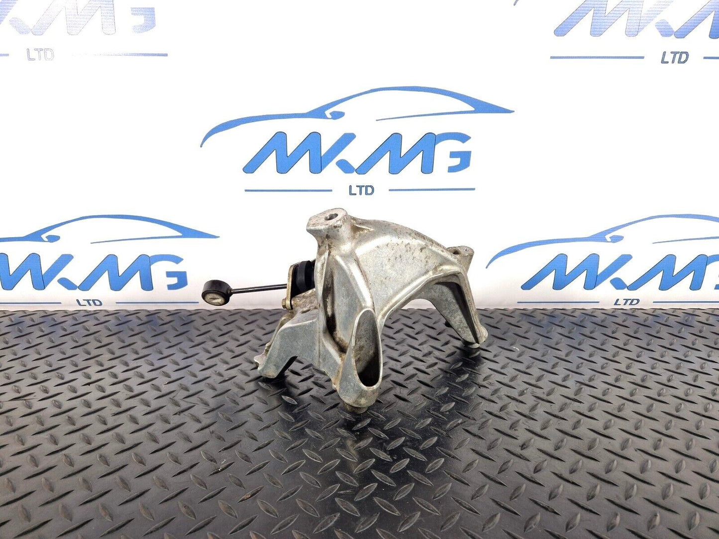 16-19 AUDI A4 B9 GENUINE LEFT N/S ENGINE MOUNT BRACKET 4M0199307AD