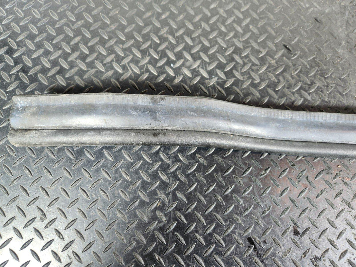 11-19 MERCEDES BENZ ML W166 GENUINE ENGINE COMPARTMENT RUBBER SEAL A1668870098