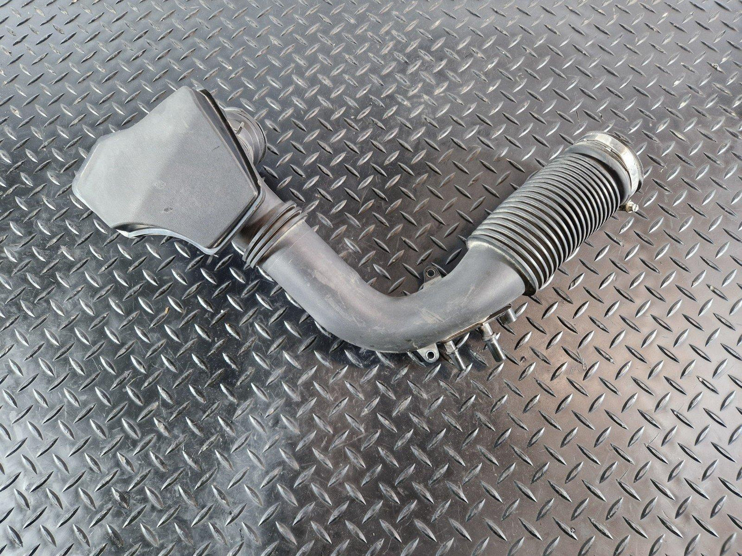 19-ON MERCEDES BENZ B CLASS W247 1.3 PETROL OEM AIR PIPE A2820901100
