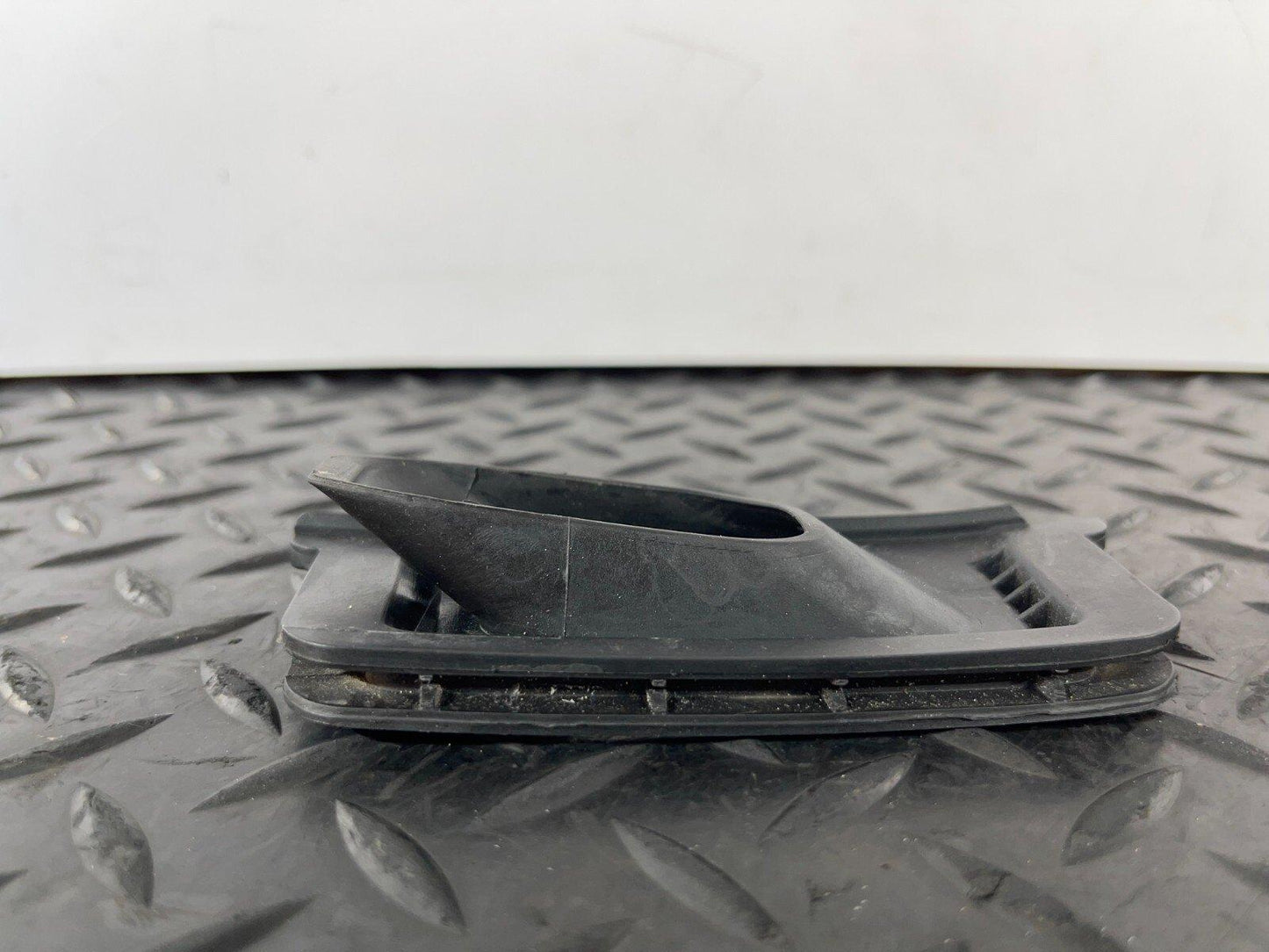 16-19 AUDI A4 B9 GENUINE FRONT RIGHT REINFORCEMENT BEAM SEAL 8W0819142A