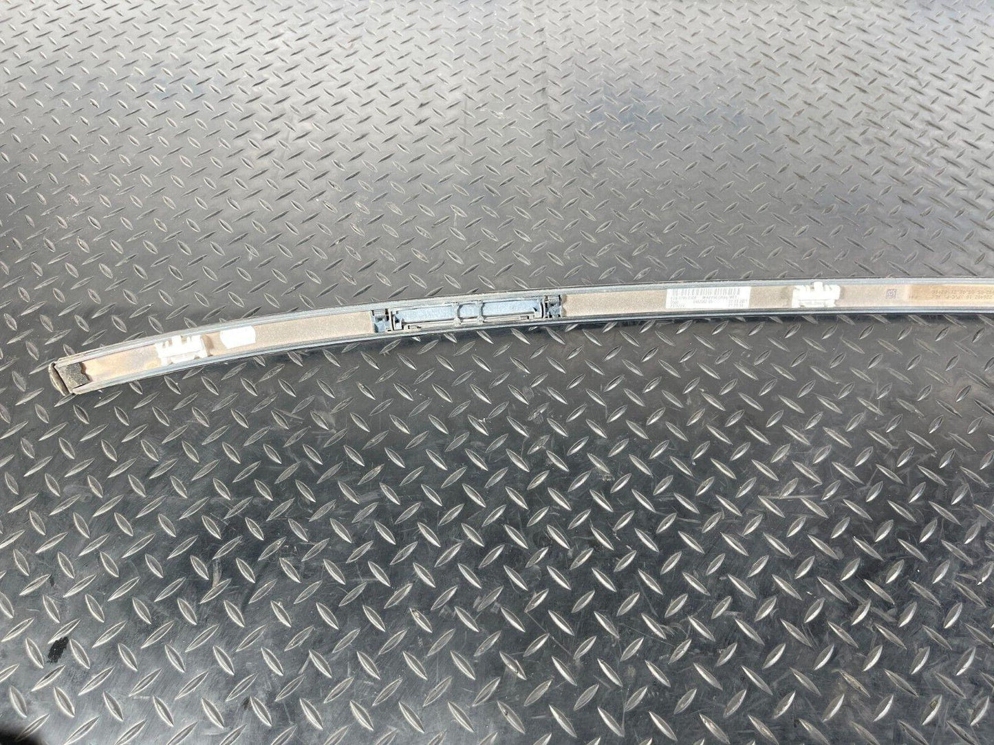 20-ON BMW 2 SERIES M-SPORT F44 GENUINE RIGHT O/S ROOF RAIL TRIM GREY B39 9482062