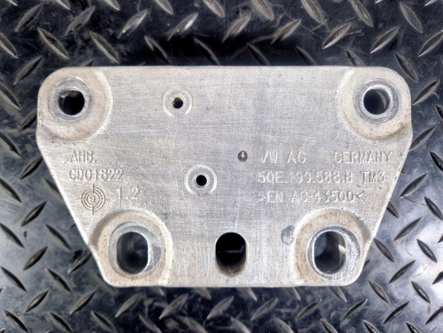 17-20 VW E-GOLF MK7.5 GENUINE FRONT RIGHT O/S/F ENGINE MOUNT BRACKET 5QE199588B