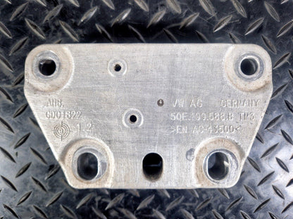 17-20 VW E-GOLF MK7.5 GENUINE FRONT RIGHT O/S/F ENGINE MOUNT BRACKET 5QE199588B