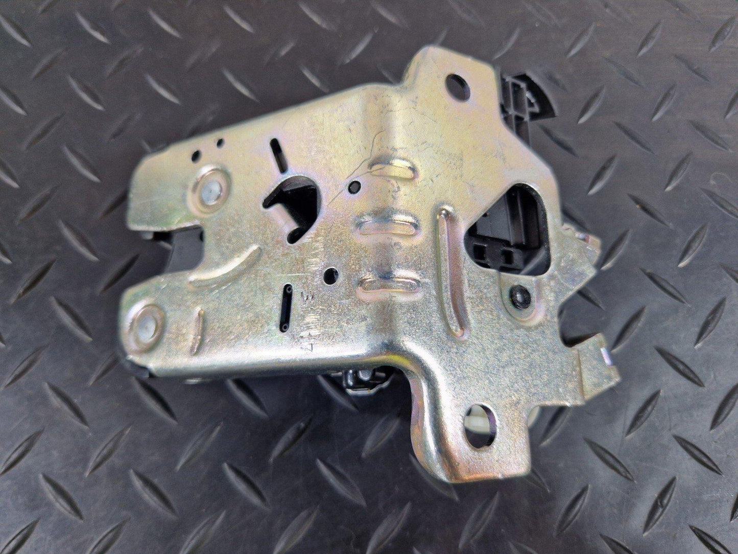 16-19 AUDI A4 B9 GENUINE OEM REAR TAILGATE BOOT TRUNK LOCK MECHANISM 8W0827503