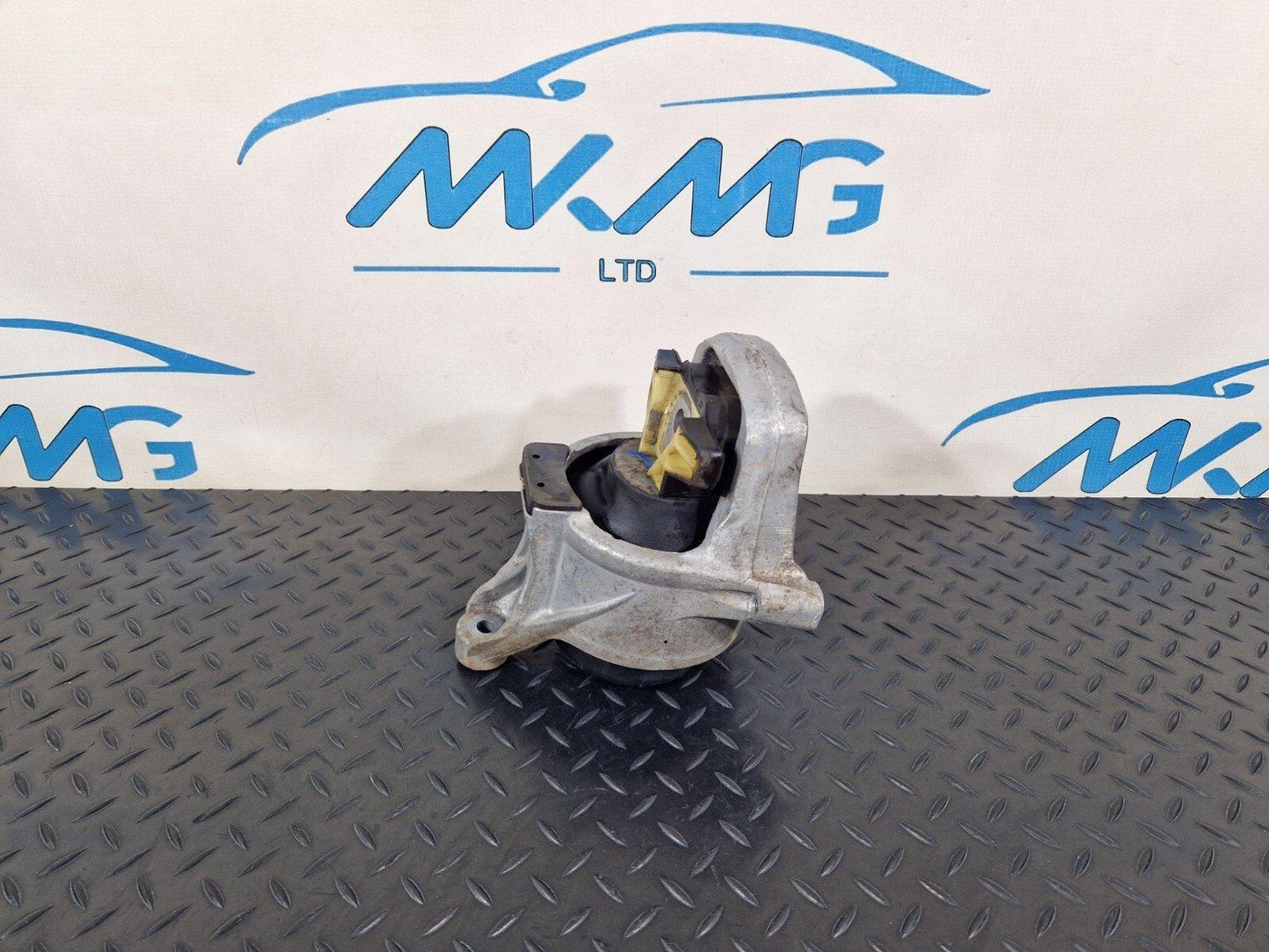 16-19 AUDI A4 B9 GENUINE OEM RIGHT DRIVER SIDE O/S ENGINE MOUNT 8W0199372CD